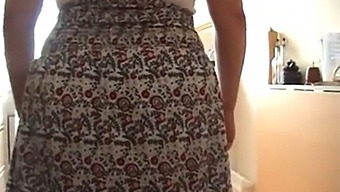 British Mature Woman Offers Upskirt View In Exchange For Money And Oral Pleasure