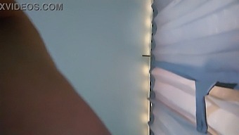 我邻居的妈妈允许我们做爱,他趁机和我激烈做爱